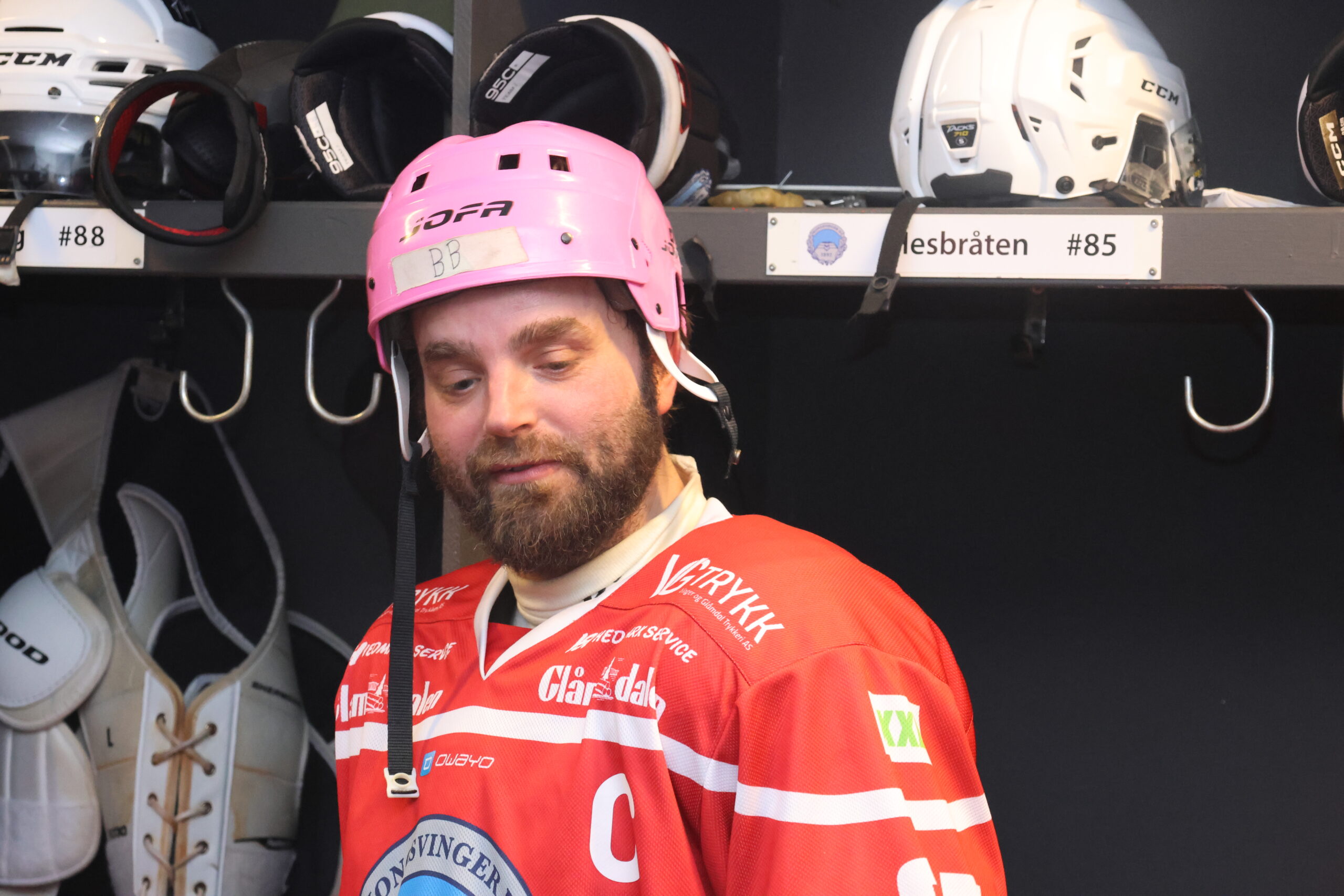 Lars Erik Hesbråten fikk rosa hjelm etter matchen og ertet med at det var "veteranhjelmen".