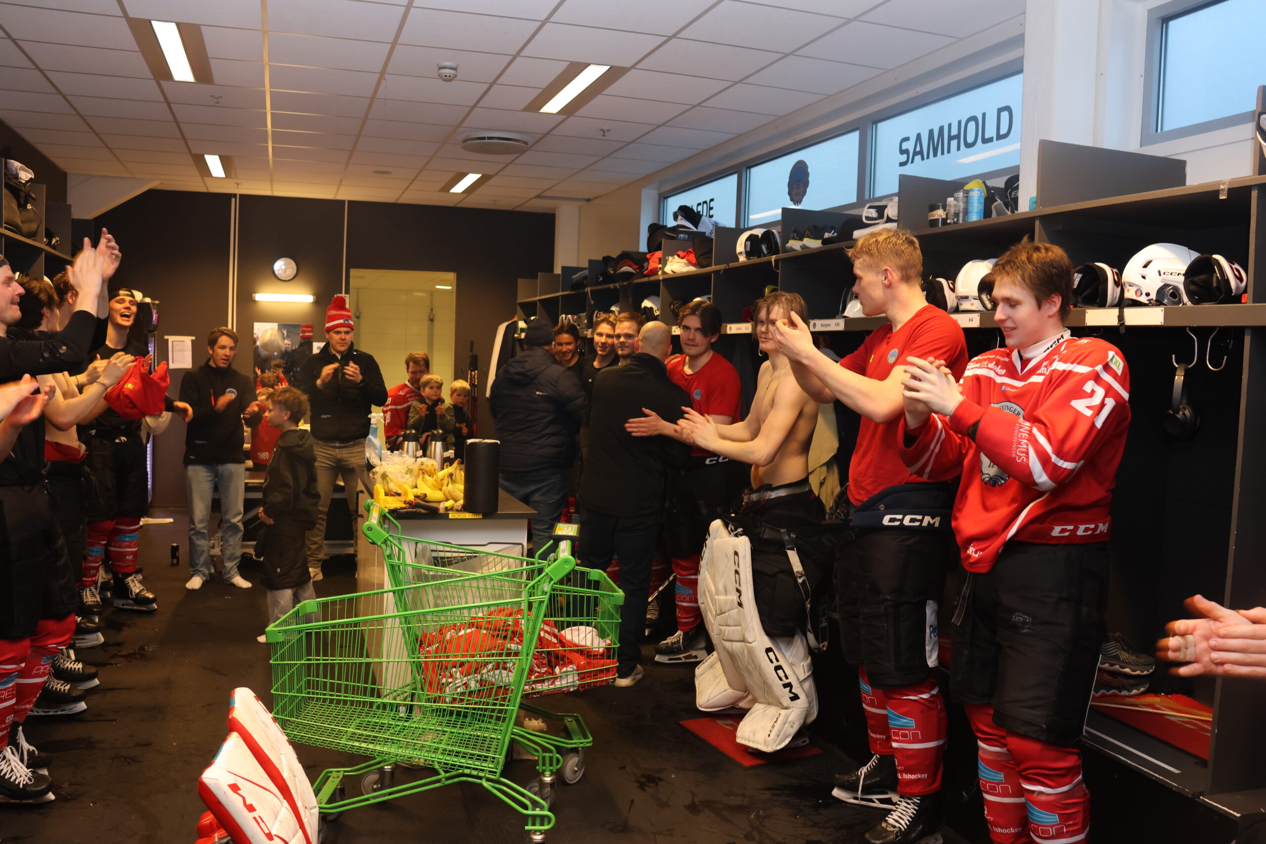 Det var elleville gledesscener i garderoben etter at det var klart at KIL Ishockey berget plassen.