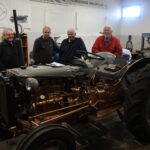 Tommy Fälling, Oddvar Johnsrud, Tore Kristiansen og Trond Gusterud er noen av karene i Glåmdal Utstyrs- og Motorhistoriske Forening som har jobbet med traktoren i vinter.