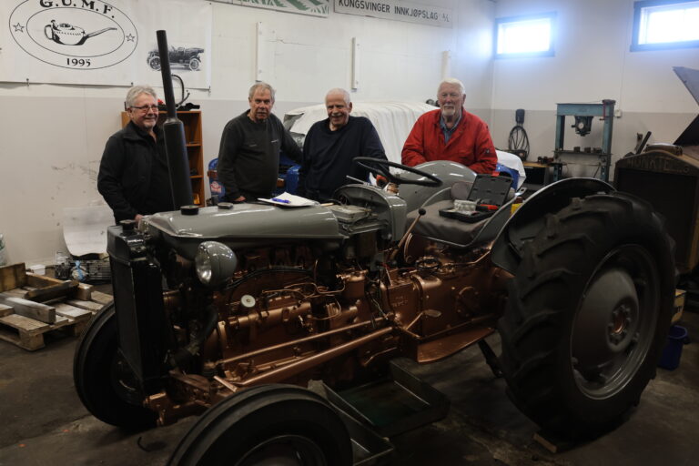Tommy Fälling, Oddvar Johnsrud, Tore Kristiansen og Trond Gusterud er noen av karene i Glåmdal Utstyrs- og Motorhistoriske Forening som har jobbet med traktoren i vinter.