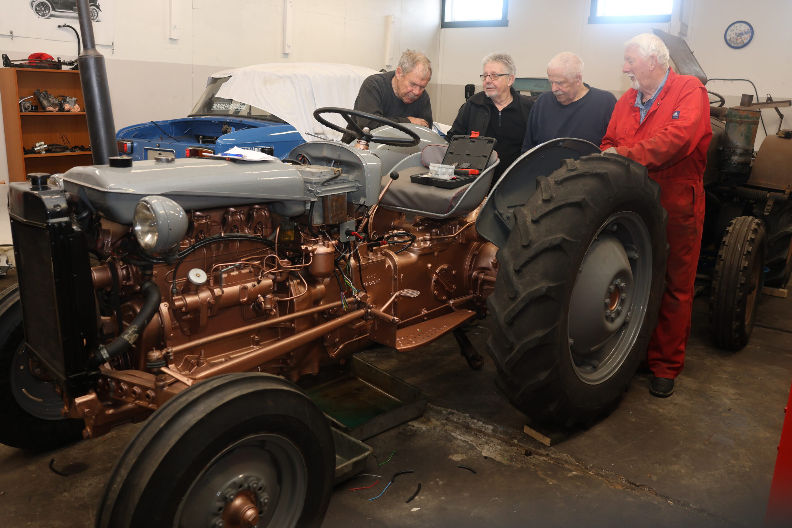 Tommy Fälling, Oddvar Johnsrud, Kåre Kristiansen og Trond Gusterud fester skjermene som er lakkert på verkstedet til Glåmdal Utstyrs- og Motorhistoriske Forening.