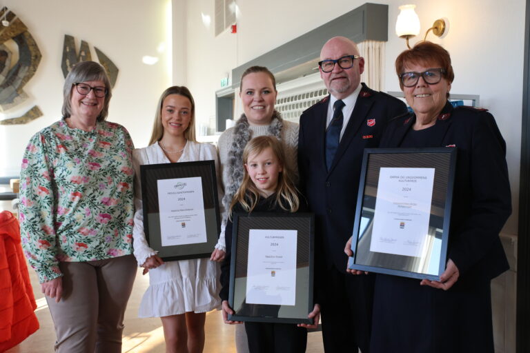 Disse fikk i dag priser delt ut av Unn Bjørklund (t.v.), leder for miljø-og samfunnskomiteen i kommunen. Fra venstre Karianne Moen Pedersen (Frivillighetsprisen), Maja Strand (Kulturprisen), her med sønnen Albert Olav Jonsson og Leif Erling og Anne-Beth Fagermo i Frelsesarmeen. (Barna og ungdommens kulturpris)