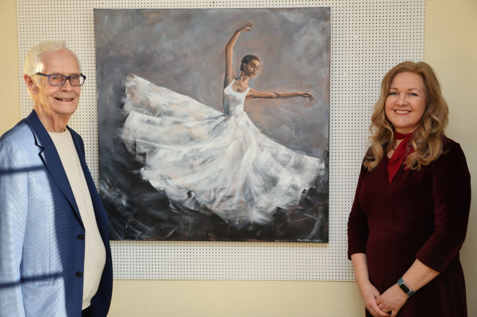 Asbjørn Bergerud er glad for at Anne-Cathrine Grambo er tilbake i festningsbyen med ny utstilling.