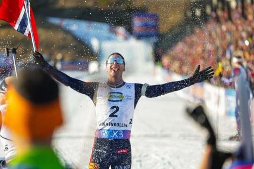 Søndag ettermiddag passerte Johannes Thingnes Bø målstreken for siste gang foran et stort publikum i Holmenkollen.