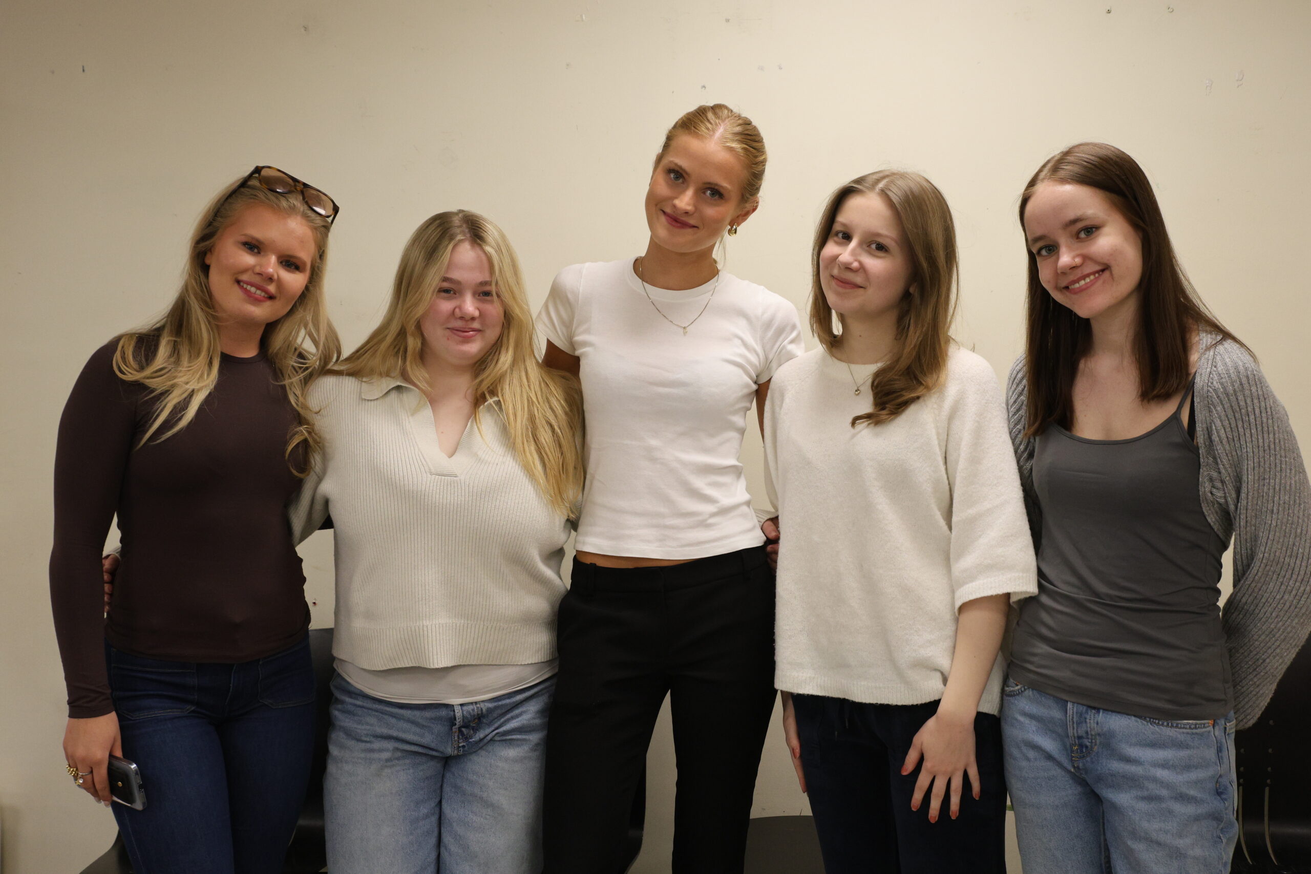 Hanna Sofie Tveter, Pernille Sørli Løvlie, Christina Sletten, Tuva Lindmo Dekkerhus og Ellinor Sønsterudbråten Kleppe er årets ansvarlige for russerevyen.