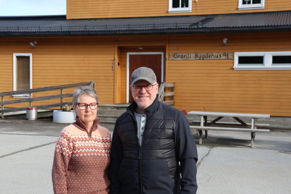 Bente Kristoffersen og Terje Verhaug sitter begge i styret på Granli bygdehus. TIl helgen arrangeres det loppemarked til inntekt for huset og arrangørene er spente på oppslutningen.