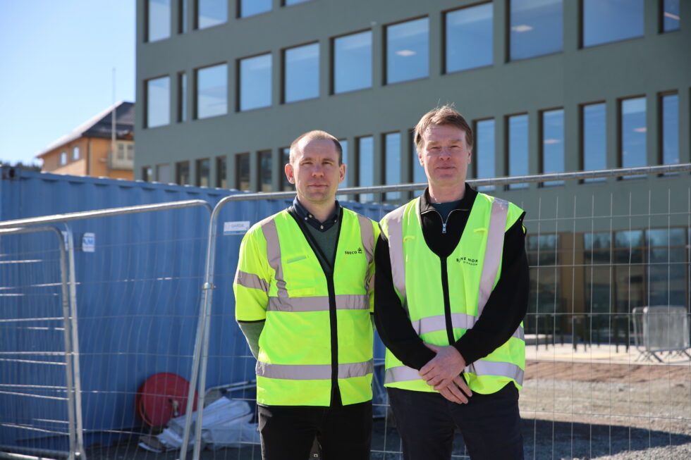 Terje Øverby fra Sweco og Odd Arne Lian fra Bane Nor har god tro på at Bane Nors planer på stasjonssiden vil være et løft for byen.