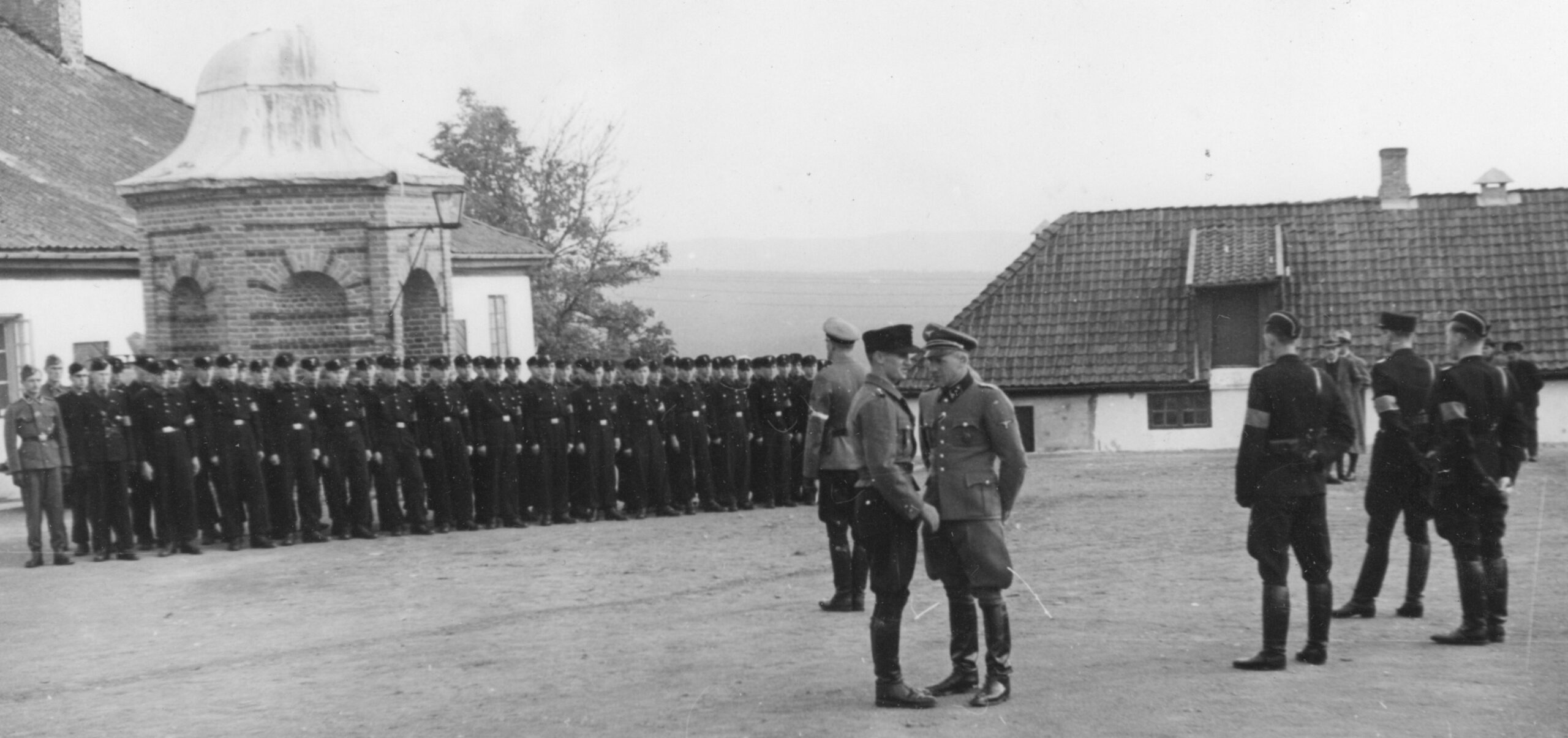 Et av bildene som Kongsvinger- Vinger historielag har fått oversendt fra tyske Bundesarkiv viser mønstring på Kongsvinger festning under krigen. Germanske SS Norge opprettet en skole på festningen under krigen.Bildet er et av 100 bilder som vises frem i den nye utstillingen "Kongsvinger under krigen".