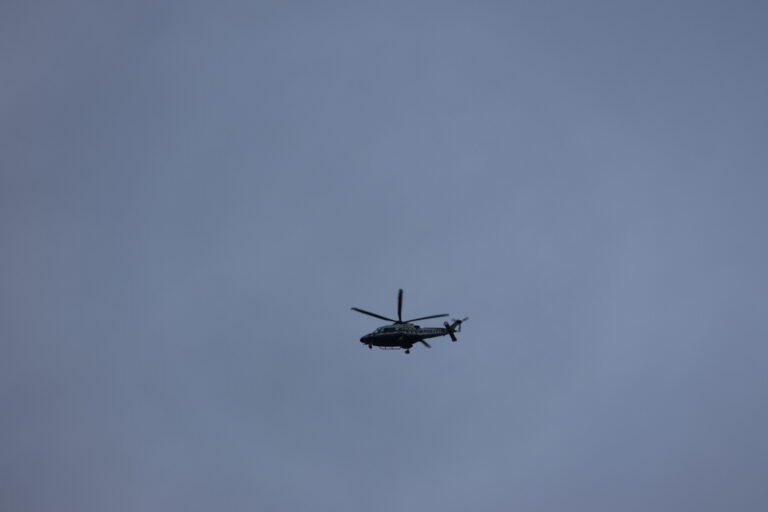 Politihelikopteret som henger over Kongsvinger deltar i en leteaksjon etter flere gjerningspersoner i forbindelse med en trusselsak.