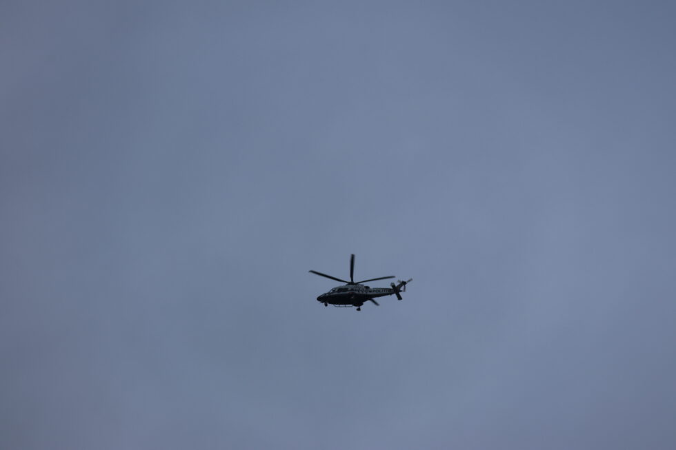 Politihelikopteret som henger over Kongsvinger deltar i en leteaksjon etter flere gjerningspersoner i forbindelse med en trusselsak.