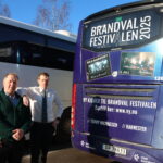 Even Jakobsen og Ole Kenneth Olsen i Vy Buss syns det er moro å bidra til at folk skal kunne ta seg til og fra Brandvalfestivalen på en trygg måte.