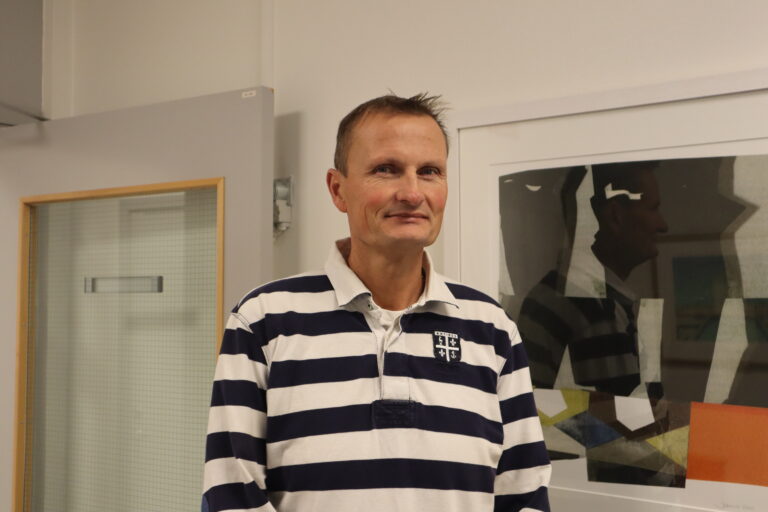 Rektor på Øvrebyen videregående skole, Øivind Smerkerud, ble varslet av to elever.