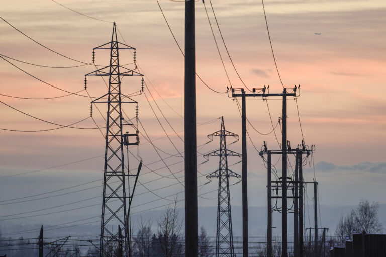 Jessheim 20211130. Gjestad trafostasjon og høyspentledninger i Jessheim. Strøm. Strømpriser. Strømpris. Kraft. Energi. Kraftkabler. Kraftkabel. Nettleie. Strømnett. Elektrisitet. Kabel. Strømkabler. Strømledning. Strømledninger. Ledning. Foto: Marius Helge Larsen / NTB