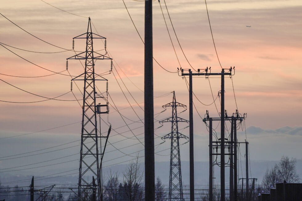 Jessheim 20211130. Gjestad trafostasjon og høyspentledninger i Jessheim. Strøm. Strømpriser. Strømpris. Kraft. Energi. Kraftkabler. Kraftkabel. Nettleie. Strømnett. Elektrisitet. Kabel. Strømkabler. Strømledning. Strømledninger. Ledning. Foto: Marius Helge Larsen / NTB
