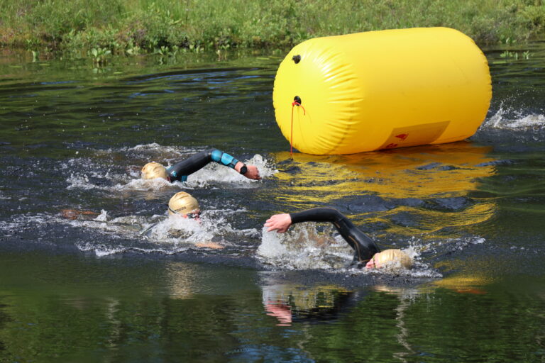 Finnskogen Triathlon er ikke bare trivelig, men det er også populært. Allerede i januar var alle de 50 plassene i distansen Olympisk fulltegnet. Nå oppfordrer arrangøren lokale triatleter om å melde seg på snarest for å være sikret plass i noen av de andre distansene der det enda finnes plasser.