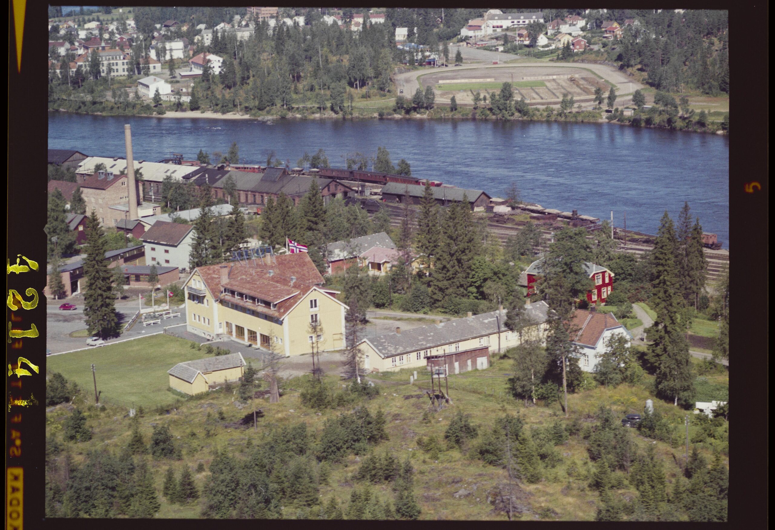 Widerøe Flyveselskaps flyfoto fra Kongsvinger kommune : Vinger hotell, Kongsvinger. Bildet er tatt 5. august 1961.