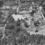 Kirkeplassen med mange kjente bygg.Bildet er tatt 11.juni 1953.