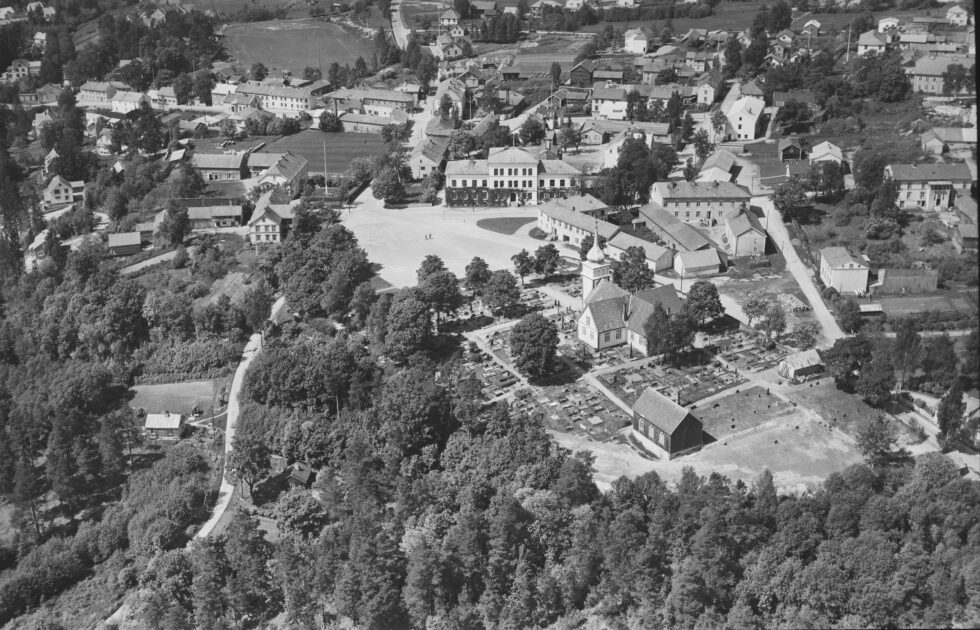 Kirkeplassen med mange kjente bygg.Bildet er tatt 11.juni 1953.