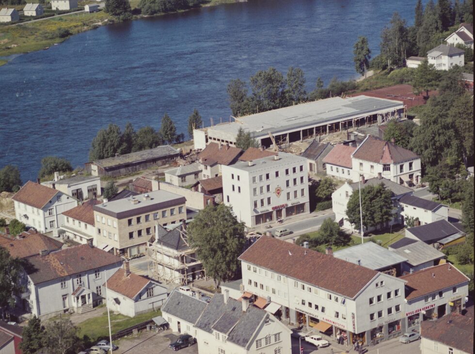 Flyfoto over Brugata og Fjellgata. Bildet er tatt 5.8.1961-