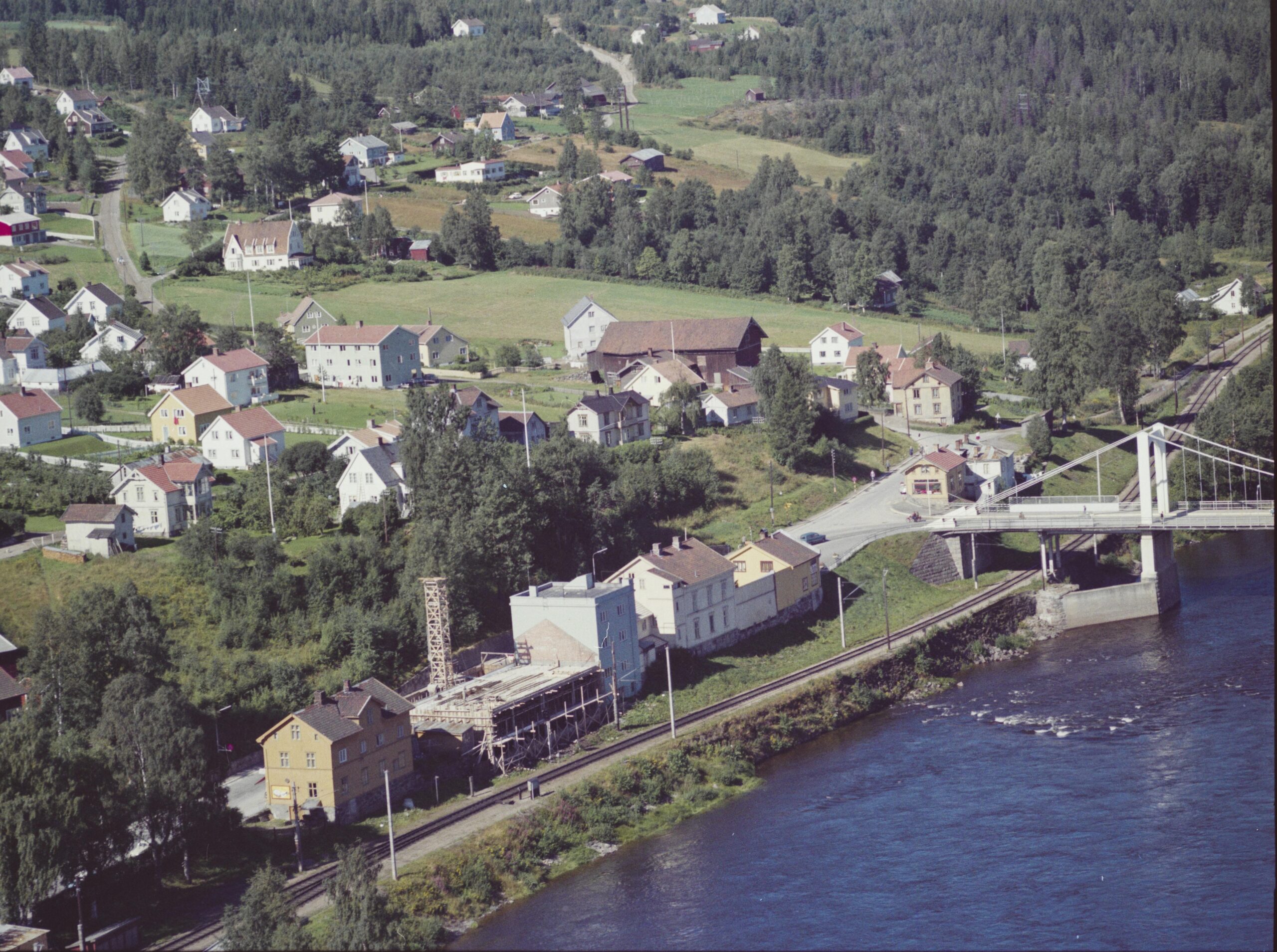 Flyfoto av Glommengata og brua. tatt 5. august 1961.
