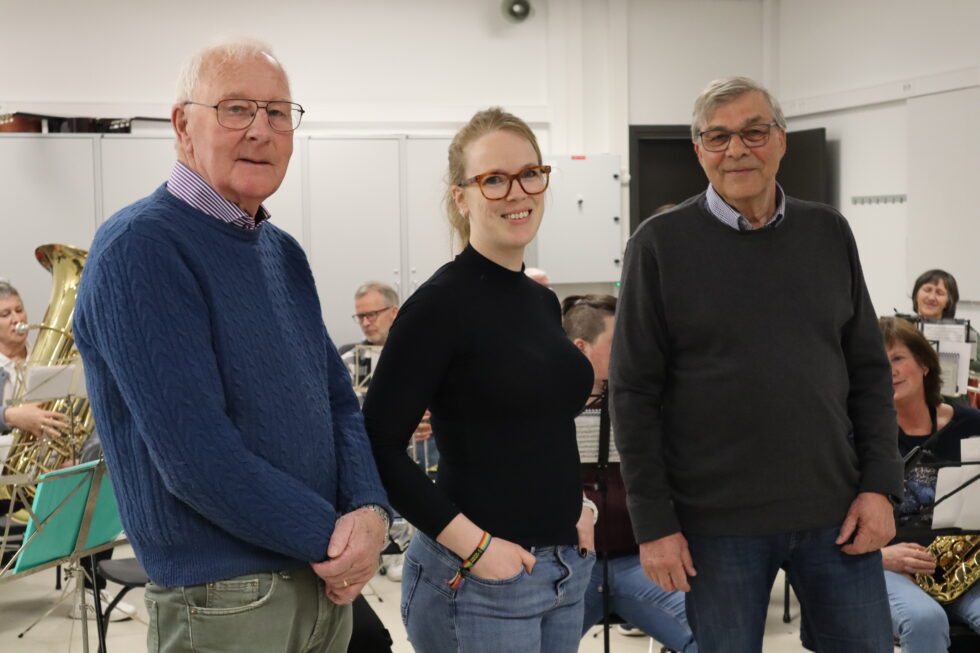 Leif Erling Arnesen (t.v.), Elisabeth Sidselrud Christiansen og Øyvind Torgersen storkoser seg med å spille i Kongsvinger Veterankorps. Nå ønsker de seg enda flere medlemmer.