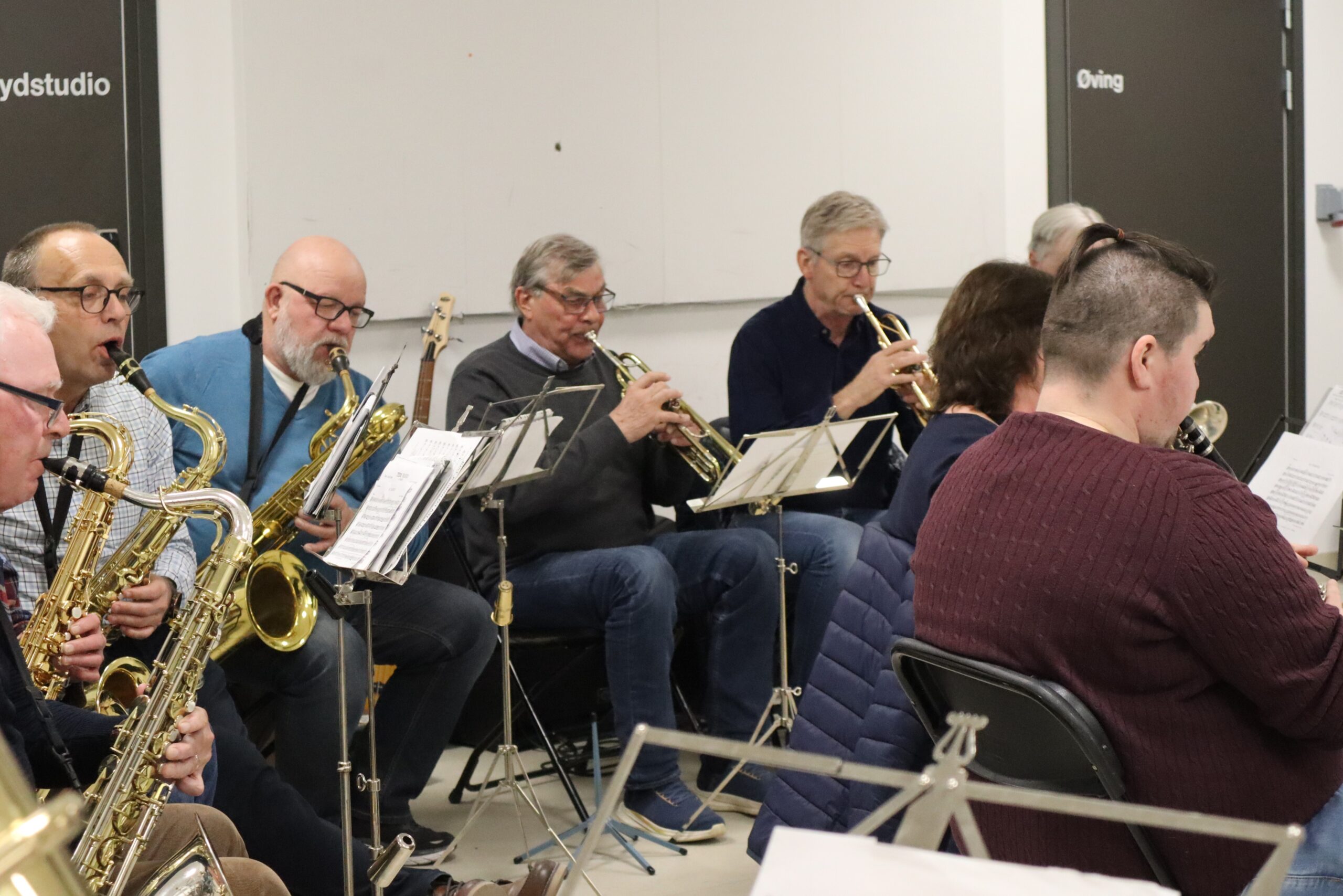 Øyvind Torgersen (midten) startet å spille instrument når han var sju-åtte år gammel, hjemme på Sørlandet. Han holder fortsatt liv i trompeten den dag i dag, 78 år gammel.