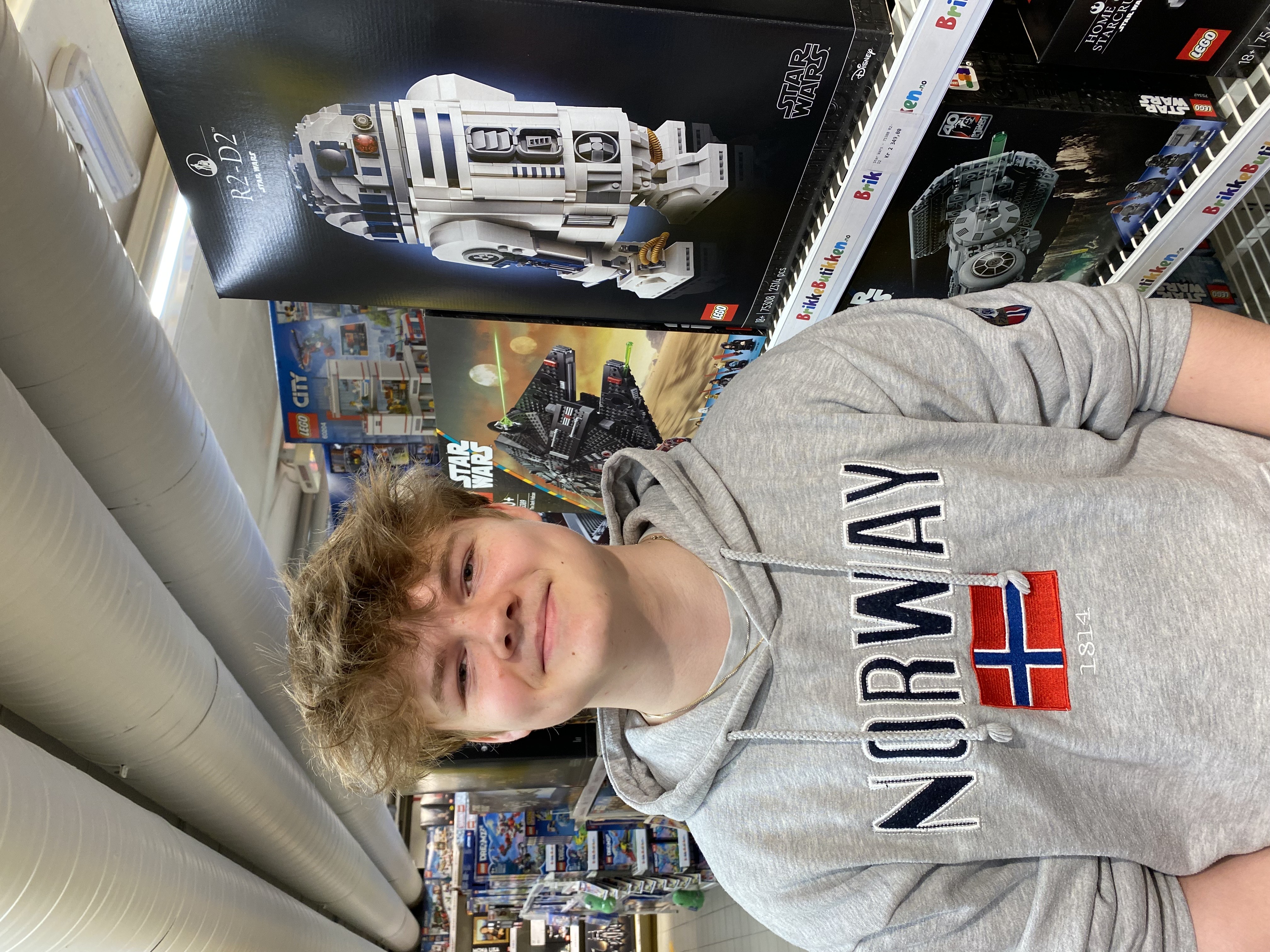 Tian Hulaas Åslie (14) har jobbet på Brikkebutikken denne uken.