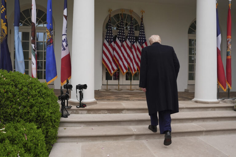 President Donald Trump går inn i Det hvite hus etter at han onsdag fortalte verden om USAs nye tollsatser.