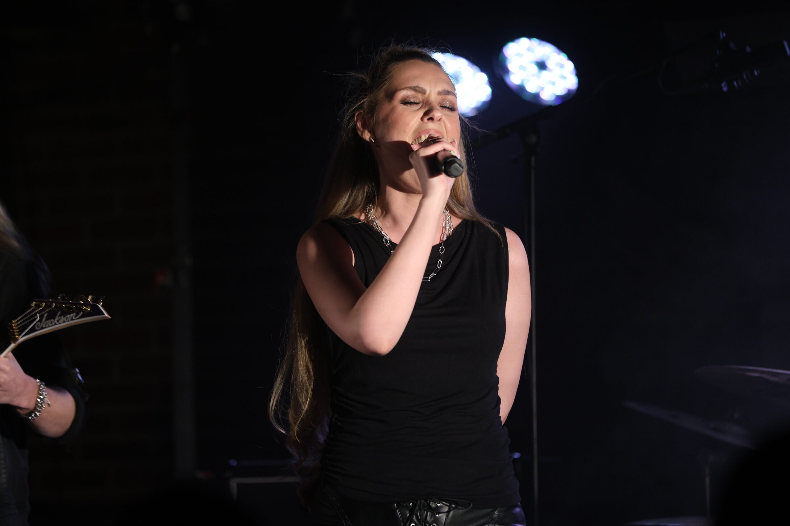 Lily Löv opptrer fredag kveld på MC Rock.