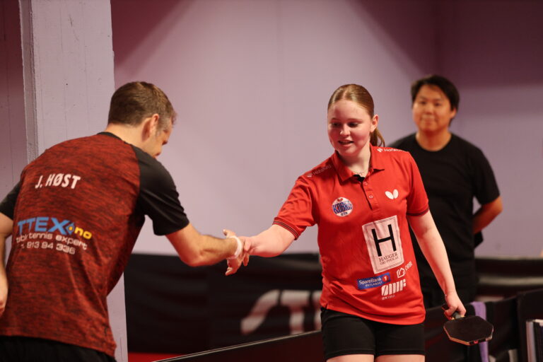 Jørgen Høst fra Bordtenniskameratene takker Emilia Reum-Haaland for kampen etter at hun vant en spennende fem-setter.
