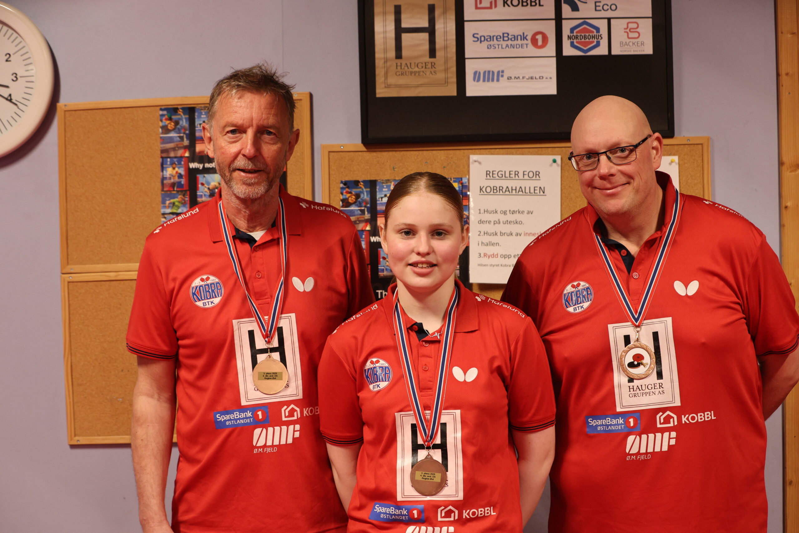 KOBRA kunne juble etter søndagens spill. Deres lag i avdelingen vant begge kampene søndag. En mot Fokus og den andre mot Bordtenniskameratene. Det sørget for at de tok en tredjeplass i divisjonen. F.v. Bjørn Haugen, Emilia Reum-Haaland og Per Magnus Olsen.