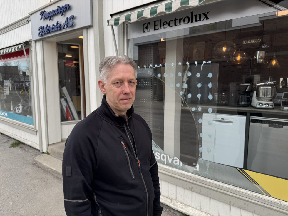 Ingen varer ble stjålet fra butikken da vinduet til høyre ut mot Brugata ble knust mandag kveld, forteller butikkeier Hans Jørgen Hansen.