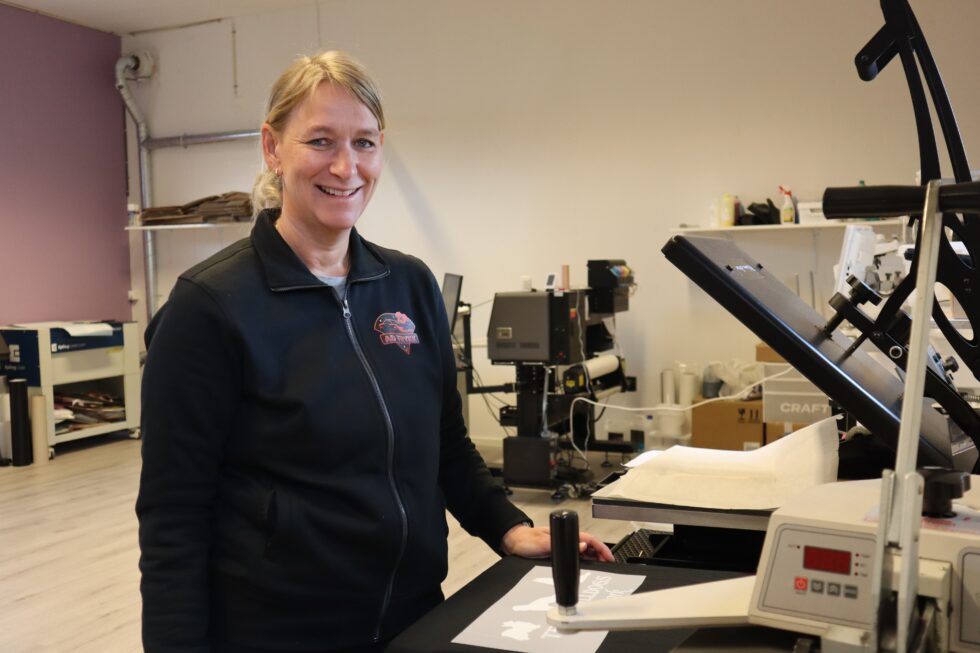 Aina Digerud har åpnet bedriften AD trykk i nye lokaler i Industrivegen.