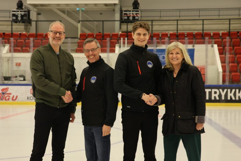 Sparebank 1 Østlandet og KIL ishockey er godt fornøyd med å ha signert en tre-års avtale. F.v. Bankskjef på Kongsvinger og Eidskog Erik Hammerstad, daglig leder i KIL ishockey Jan Christer Eriksson, markedsansvarlig i KIL ishockey, Stian Wangen og regionbanksjef Glåmdalen June S. Vinje.