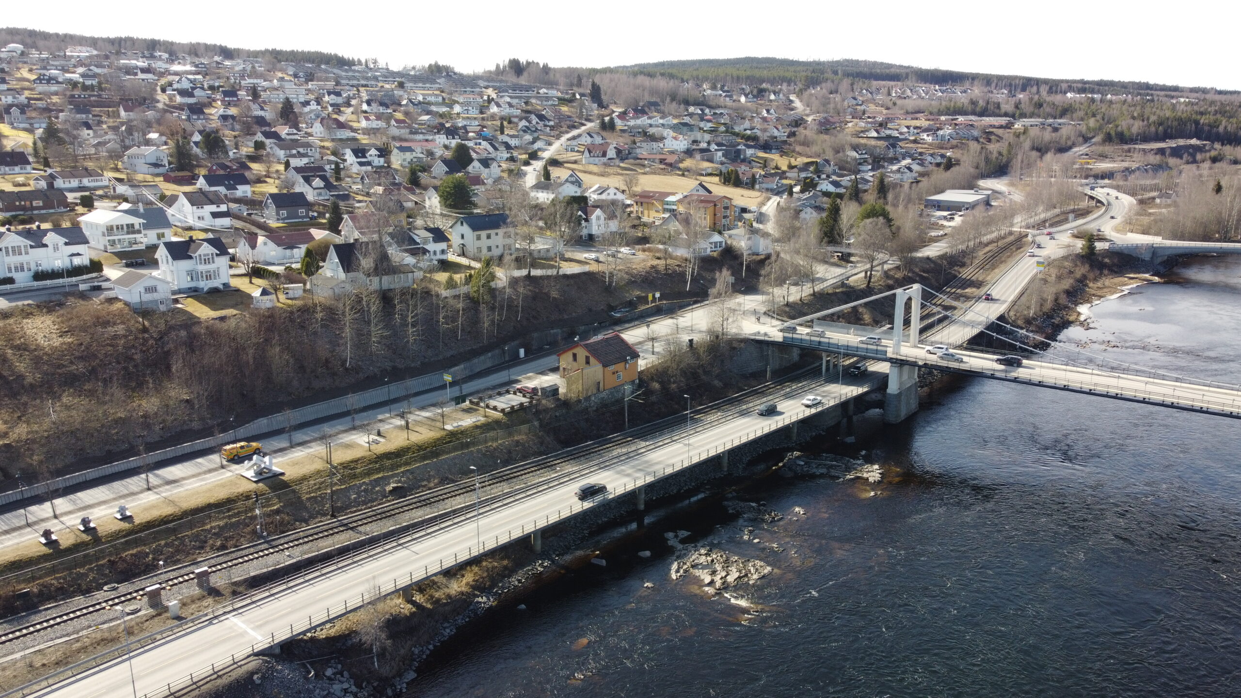 Dronefoto av stasjonssiden i Kongsvinger tatt i april 2025.