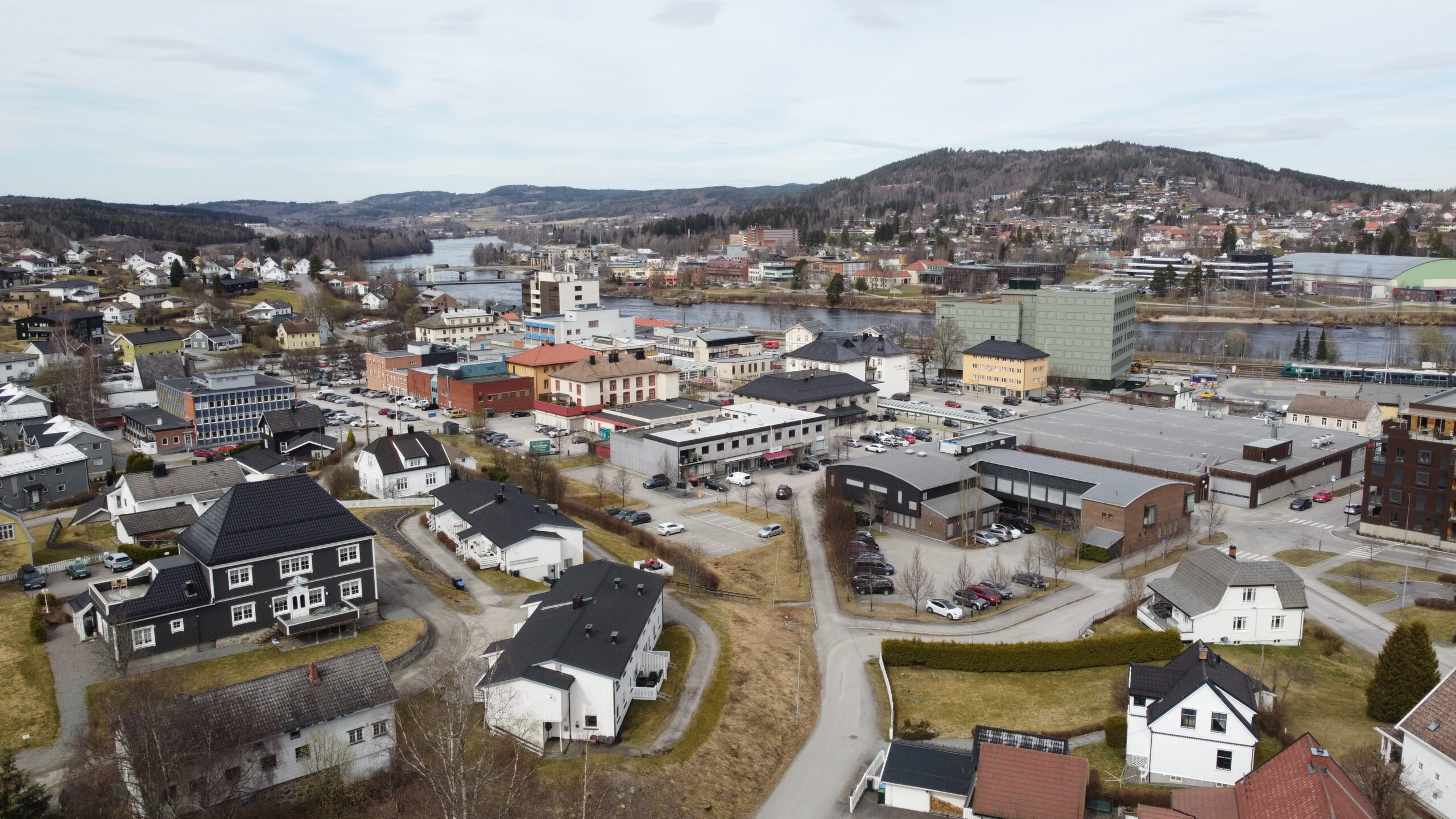 Dronebilde tatt over Kongsvinger og samme område i april 2025.