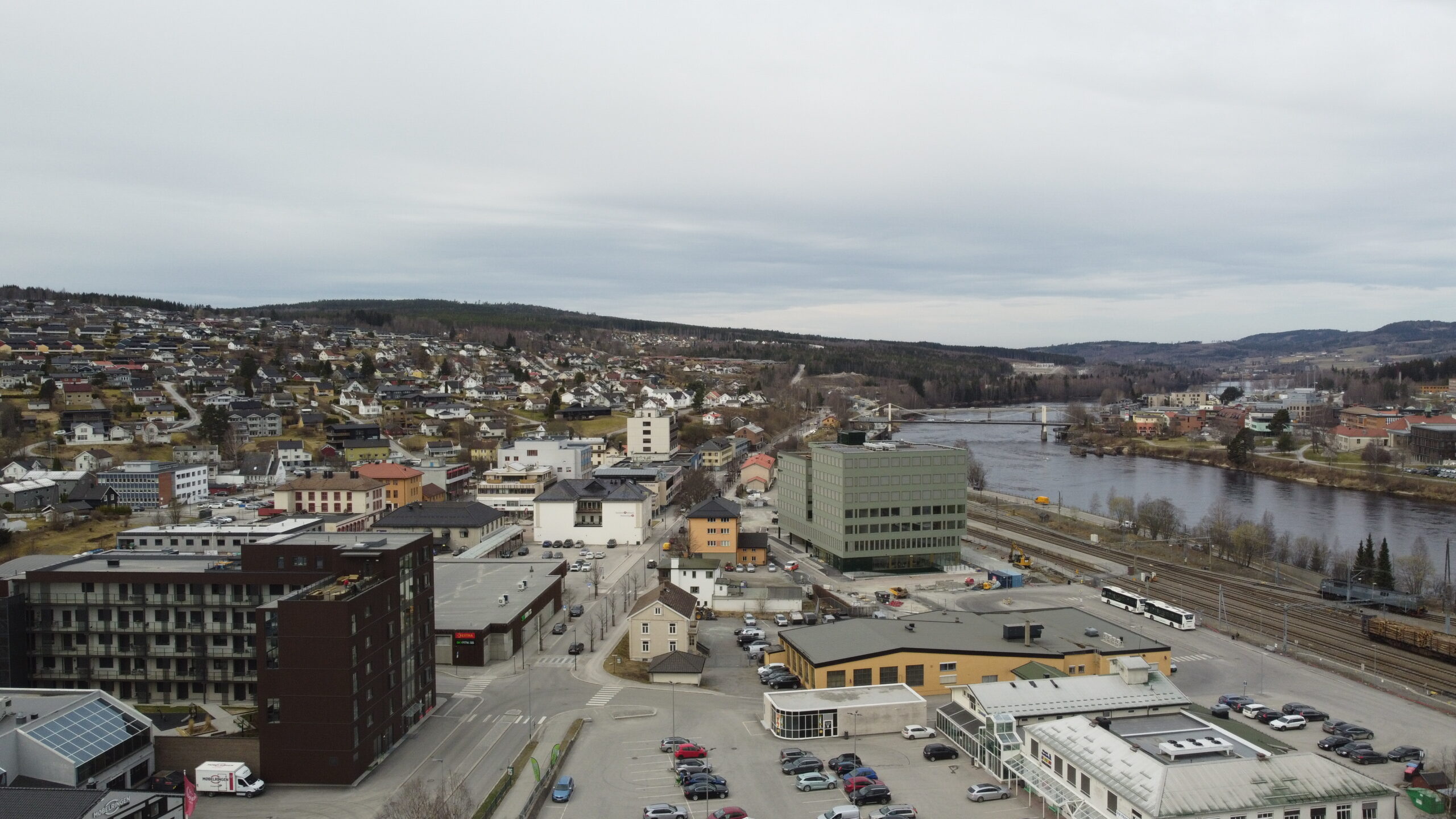 Dronebilde over Kongsvinger og stasjonssida tatt i april 2025.