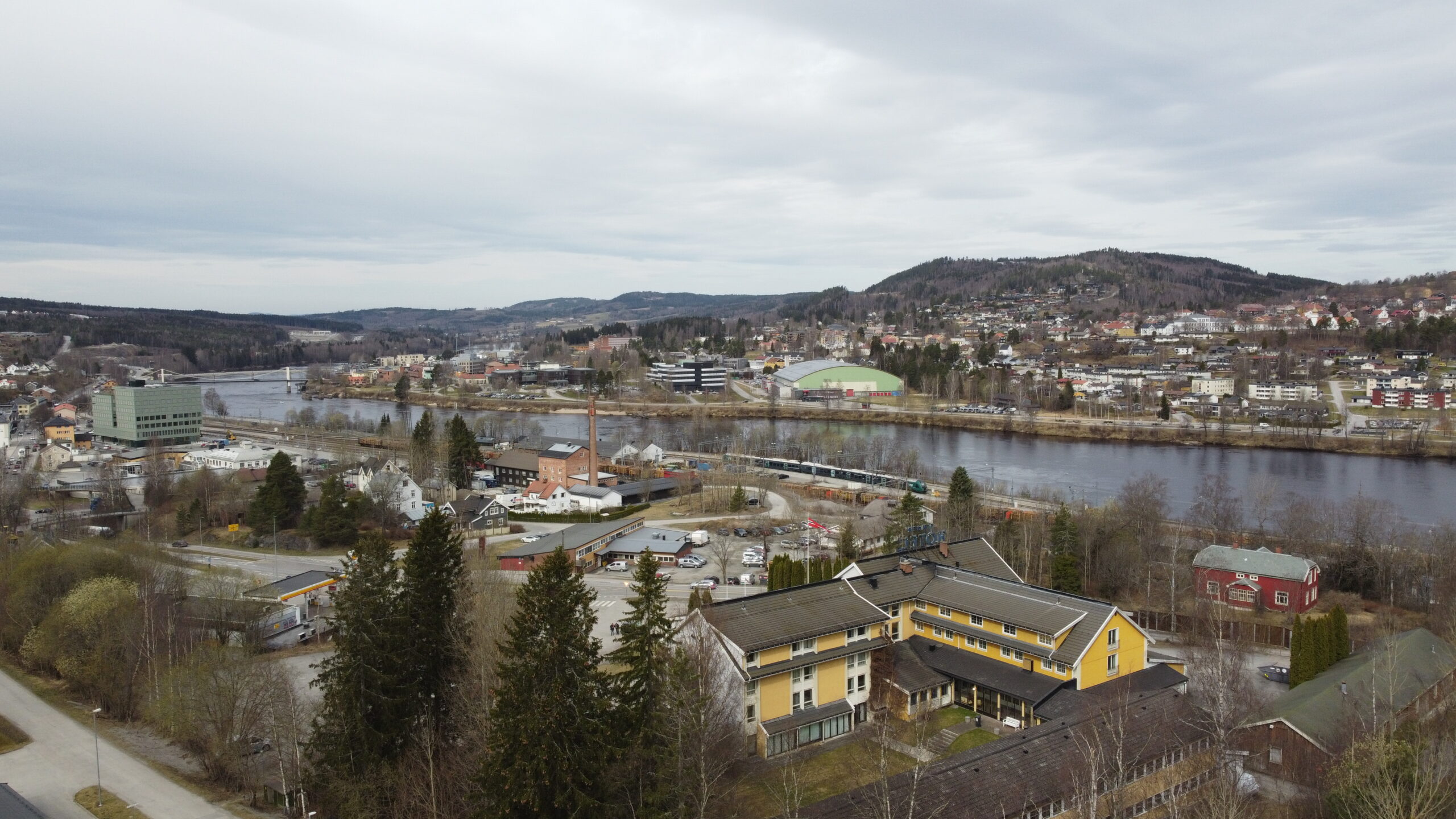 Dronebilde tatt over Kongsvinger i april 2025.