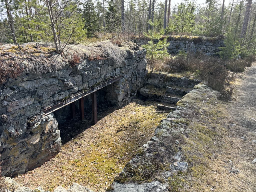 På Vardåsen ligger de gamle kanonstillingene, restene Astrid-fortet og de gamle blokkhusene.