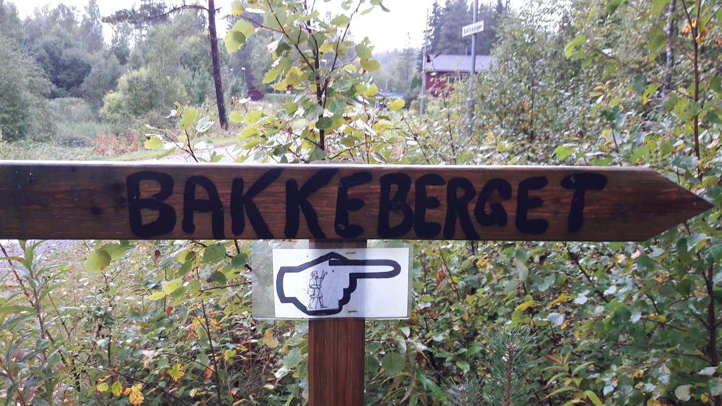 Du tar av til Bakkeberget like før Øverby gård.