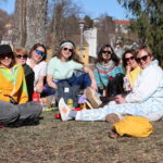 De utbrente fakkelbitches består av (f.v.) Henriette Brandser Nøss, Marthe Dahlø, Ida Christine Nymoen, Camilla Henricsson, Christin Einarsen, Else Jahnsrud
Linda Mari Moe og Celine Henricsson.