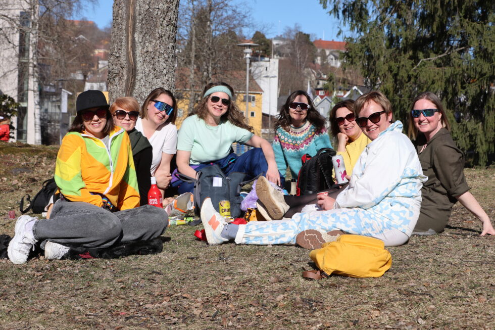De utbrente fakkelbitches består av (f.v.) Henriette Brandser Nøss, Marthe Dahlø, Ida Christine Nymoen, Camilla Henricsson, Christin Einarsen, Else Jahnsrud
Linda Mari Moe og Celine Henricsson.