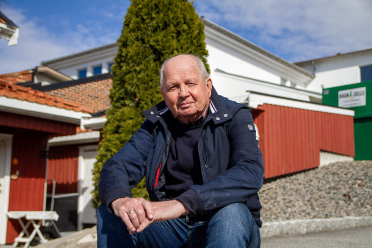 Per Tore Broen på trappen opp mot Øvrebyen videregående skole. Naturfagbygget i bakgrunnen var gymsal, men da Per Tore vokste opp var det en tyskerbrakke der han og familien bodde.