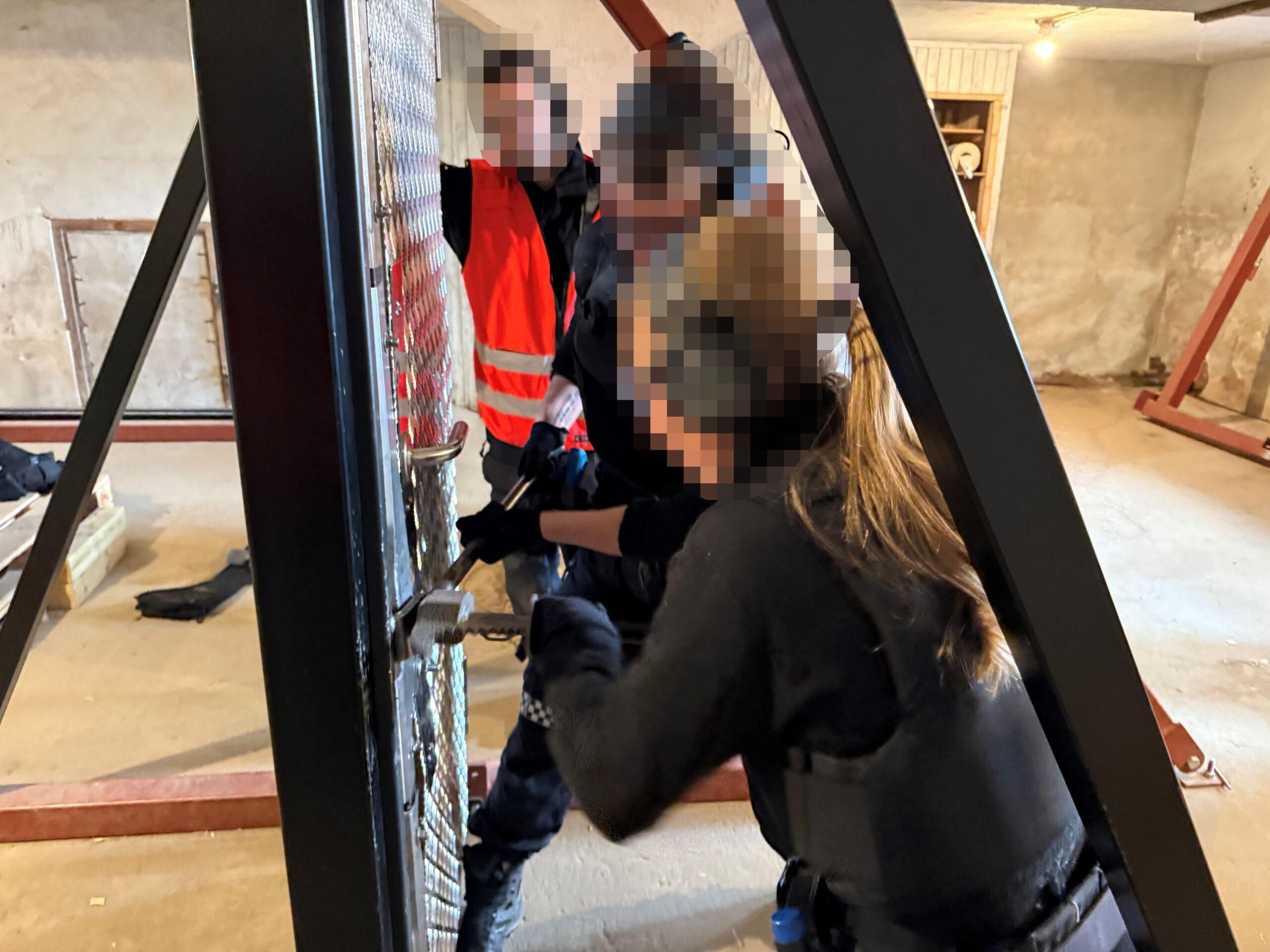 En dør skal brytes opp og studentene får en praktisk opplæring på Sæter om hvordan slikt skal foregå