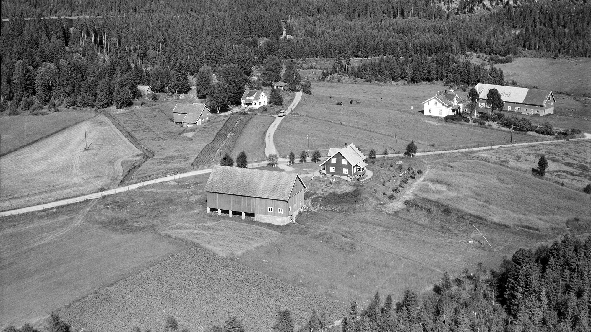 Flyfoto over Karterud fra 1957. Her skal de første poteten i Norge ha kommet tidlig på 1700-tallet.