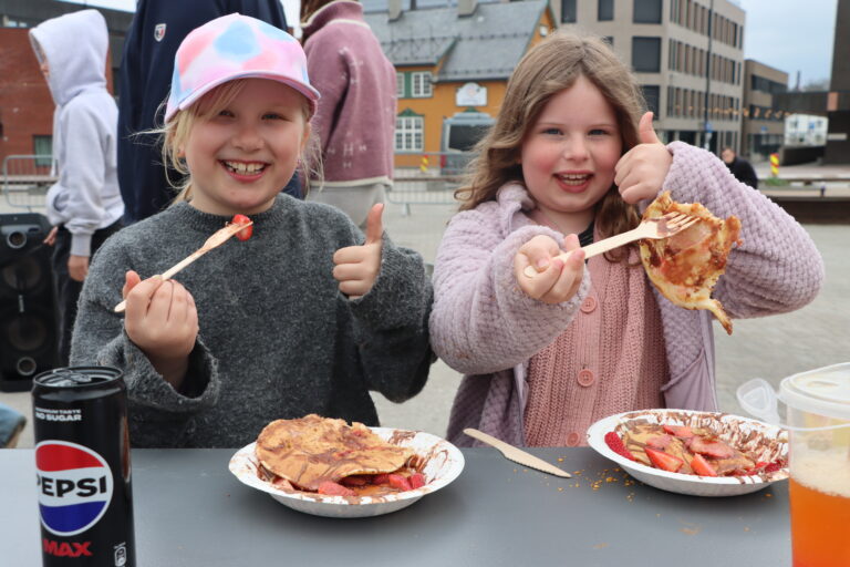 Pannekaker og corndogs falt i smak hos Eira og Rebekka.