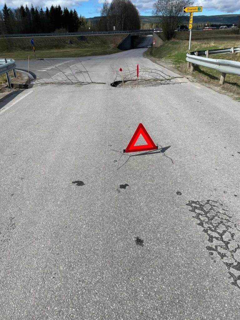 På Roverud har det sprukket et stålrør i bakken, og som følge av det er veien stengt inntil videre.