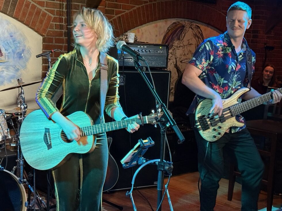 Birgitte and The Dusty Trails var et av innslagene på Vinger Blues & Rock Club i påsken. Her er Emma Birgitte Ovlien med bassist Tobias Frid.