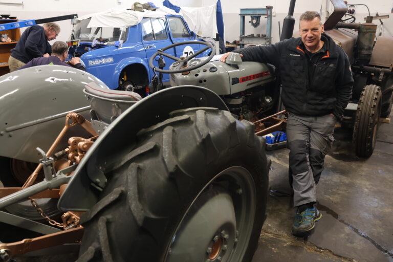 Frank Lie Helledal foran en Massey Ferguson Gullfisk som foreningen har pusset opp i vinter. Den og flere andre kjøretøy vil bli stilt ut på Glåmdalsmarkedet til helgen.