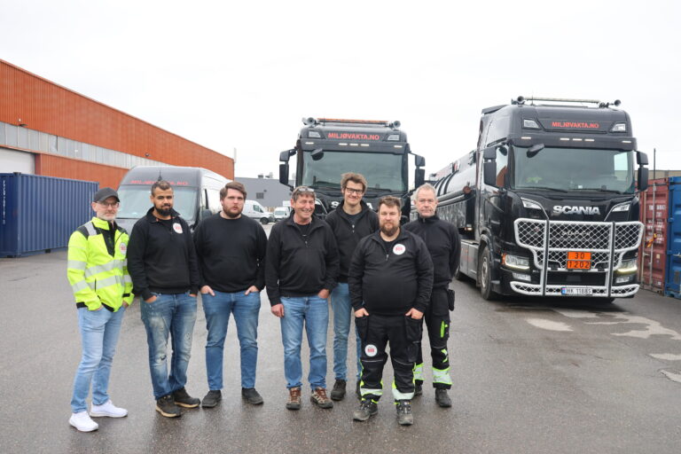 Avdelingsleder Anders Angelbrant og teknikerne Aziz Youcefi, Albert Halstvedt, Anton Olstad, Erik Ohlsson og Peter Lundin i Miljøvakta AS har hele landet som arbeidsplass med sine spesialtilpassede kjøretøy.